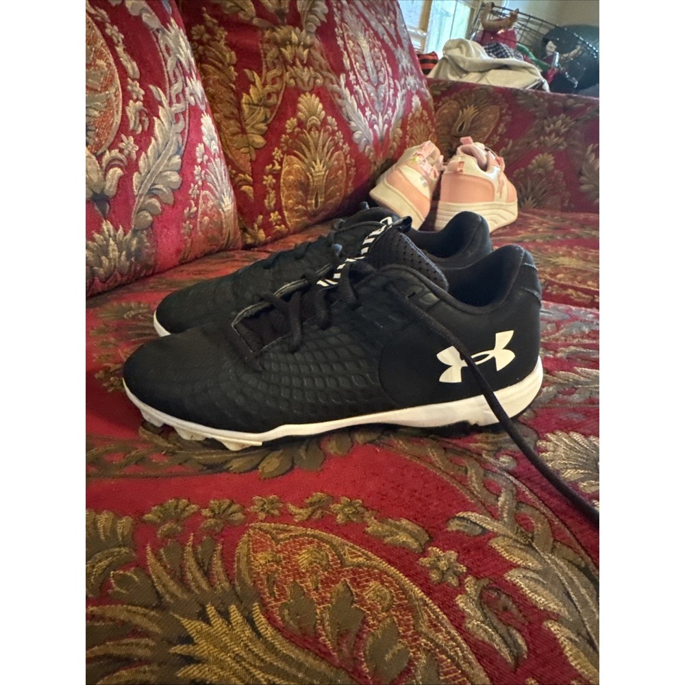 Under Armour Women Softball Cleats  Size 8 Black